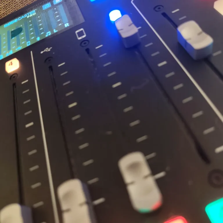 Mesa de grabación de pódcast profesional