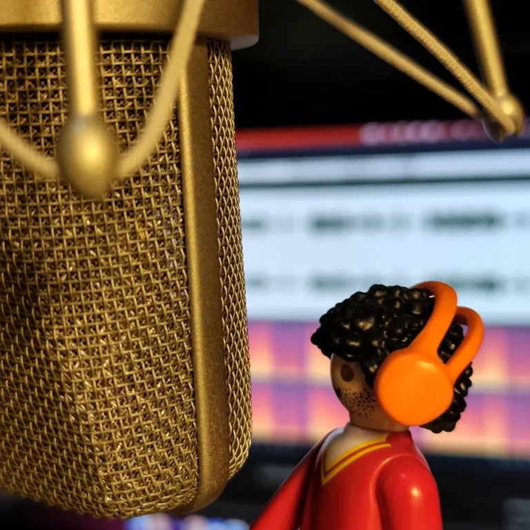 Locución de un vídeo explicativo en el estudio